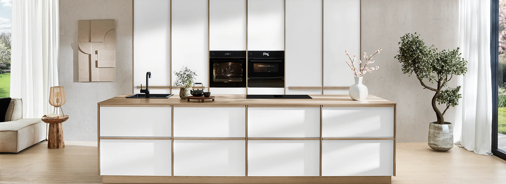 Ligne de design Sakura dans le style Japandi : des lignes claires, des façades claires et des accents de bois chaleureux pour un sentiment d'harmonie dans l'habitat.