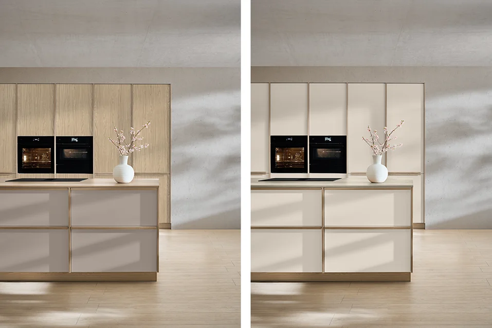 Cuisine Sakura avec des façades gris taupe et avec des façades beiges et des meubles hauts en bois.