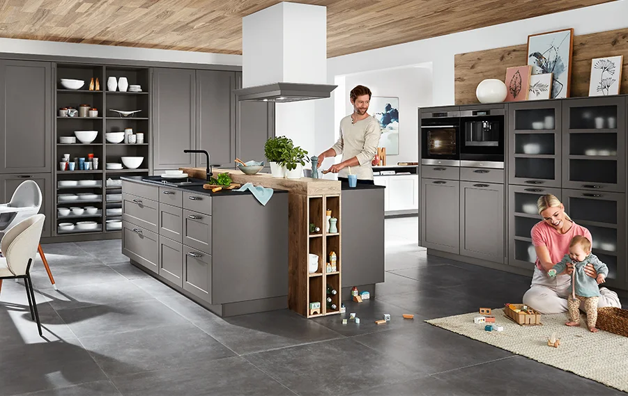 Przyjazna rodzinie kuchnia w stylu wiejskim z frontami w kolorze matowej szarości łupkowej z serii NORDIC 786, przestronną wyspą kuchenną i otwartymi półkami.