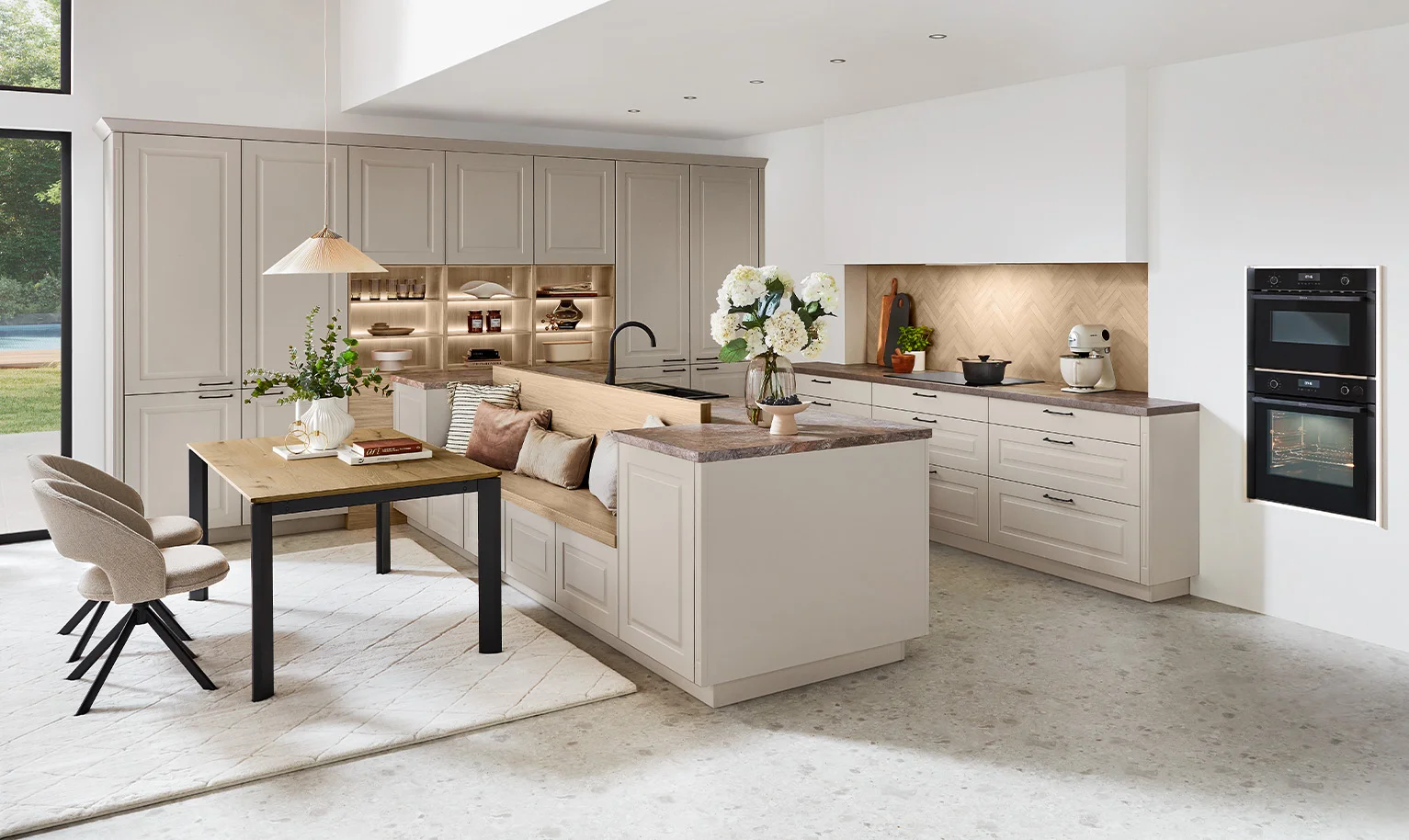 Kuchnia wiejska SYLT w kolorze Sand Perfect matt z wygodnym siedziskiem i dużą ilością miejsca do przechowywania.