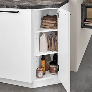 Diagonale kasten als onderkasten bieden slimme opbergoplossingen voor elke hoek - functioneel, ruimtebesparend en elegant geïntegreerd in het keukendesign.