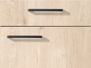 Moderne minimalistische keukenlade fronten met strakke zwarte handgrepen op een lichte houtnerf textuur, belichamen eigentijdse elegantie en functionaliteit.