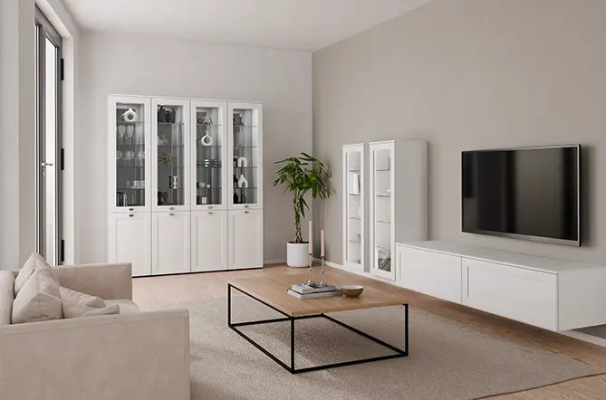 Wohnzimmer mit weißen Wohnmöbeln der Produktlinie Bari in Holzstruktur, Glasvitrinen und TV-Lowboard