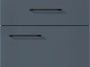 Strakke metalen ladehandvatten gepresenteerd op een tweekleurige blauwe achtergrond, met een minimalistisch en modern ontwerp voor eigentijds meubilair.