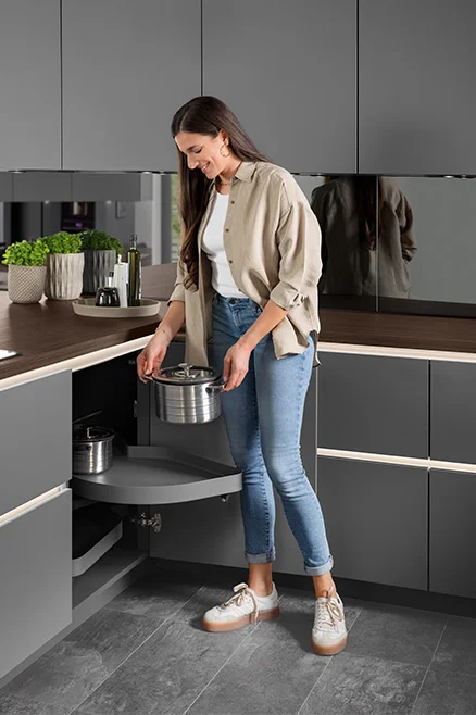 Eckschranklösung mit schwenkbarem Auszug in Front SENSO 491 – optimale Platzausnutzung und praktischer Zugriff mit Stil.