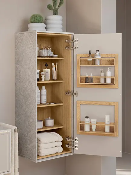 Geöffneter Wellnessschrank im Bad mit Rückwand und Innenausstattung in Eiche Faro Nachbildung, offene Fächer und Ablagen mit Pflegeprodukten und Handtüchern