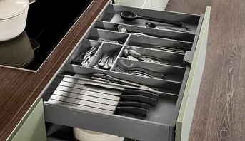 nBOX Innenschubkasten mit Messerblock und flexibler Besteckeinteilung für perfekte Ordnung und Alltagstauglichkeit.