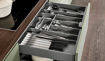 Praktischer Innenschubkasten mit flexibler Besteckeinteilung und integriertem Messerblock. Das nBOX System bietet durchdachte Organisation für Besteck Küchenhelfer und Messer – funktional übersichtlich und perfekt auf den Küchenalltag abgestimmt.