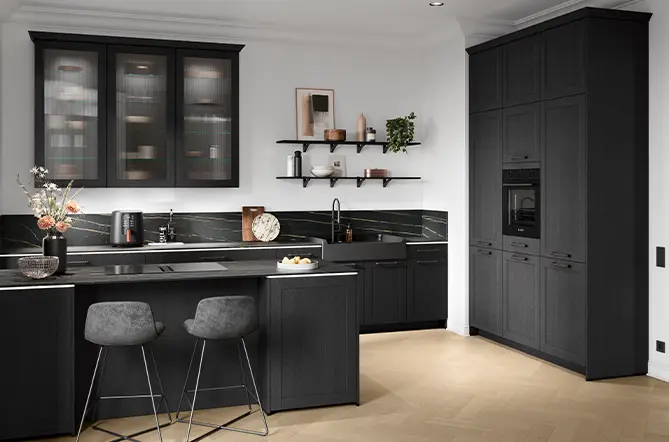 Schwarze FRAME 649 Küche mit Holzstruktur und integriertem Backofen in schwarzer Ausführung
