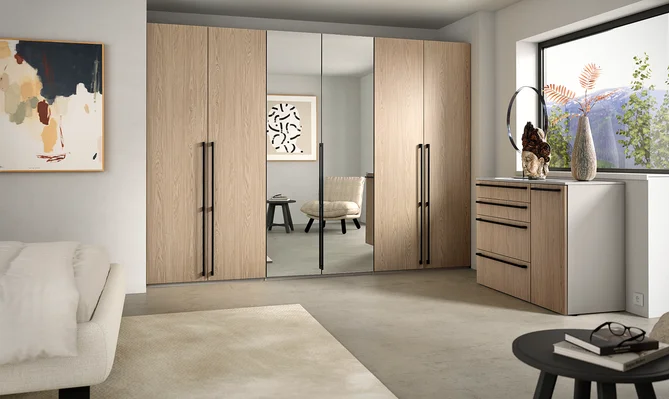 Kleiderschrank mit Drehtür und Griff.