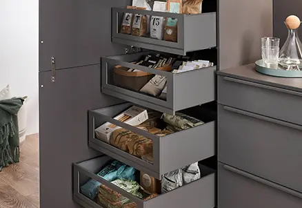 Küchenhochschrank mit Innenauszügen und Schubladen.
