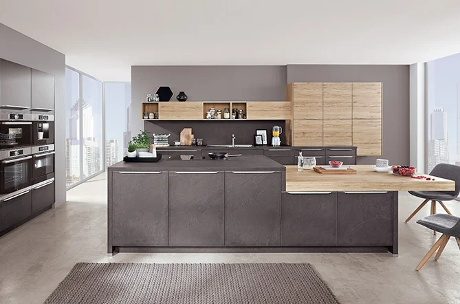 La façade Stoneart 303 en imitation ardoise grise apporte une élégance naturelle et des structures marquantes à cette planification de cuisine moderne. L'aspect pierre confère à la cuisine une impression de qualité et de robustesse, tandis que la combinaison avec des accents de bois assure une chaleur confortable. Idéal pour tous ceux qui souhaitent associer un style urbain à des éléments naturels.