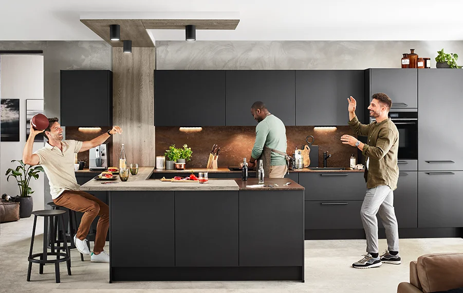 El frente Easytouch 961 en negro grafito ultramate confiere a la cocina un aspecto elegante y acogedor. La superficie aterciopelada no sólo destaca visualmente, sino que también es especialmente fácil de limpiar gracias a sus propiedades antihuellas. Ideal para un look moderno que combina funcionalidad y estilo.