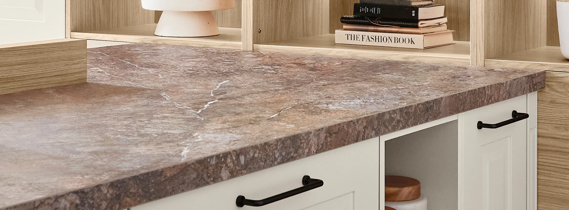 Arbeitsplatte in Quarzit Amber Nachbildung mit natürlicher Maserung und warmem Farbspiel