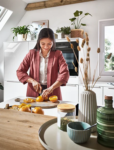 De witte keuken met het Novalux 516 front in hoogglans ziet er bijzonder modern en licht uit. Het lichtgekleurde werkblad vormt een harmonieuze aanvulling op het totaalbeeld en brengt een natuurlijke lichtheid in de ruimte. Een ideale plek om te genieten van het bereiden van verse ingrediënten.