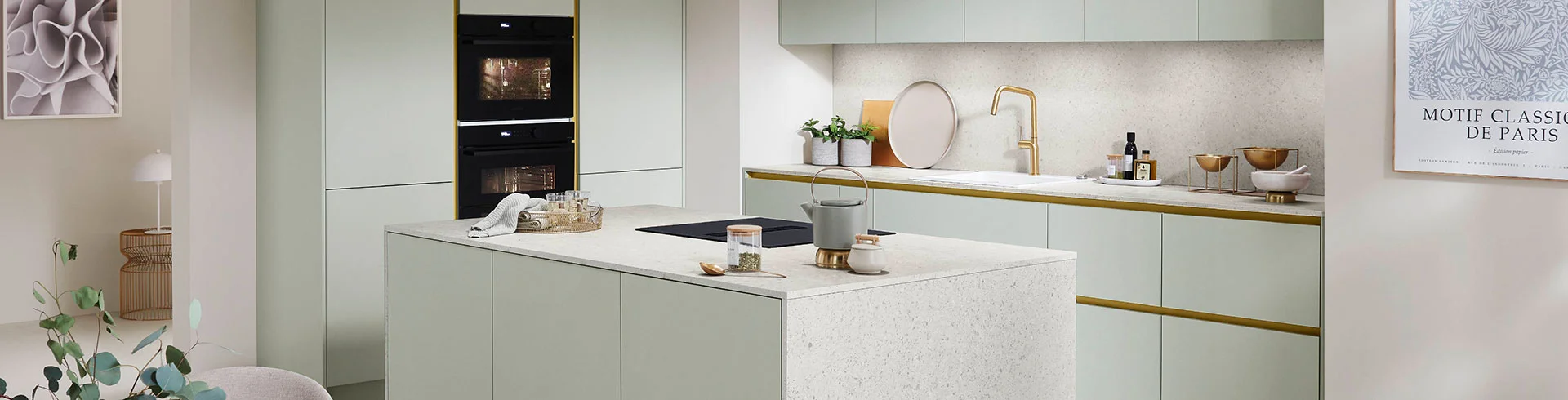 Moderne Küche mit Insel, Front Senso Jade Premium matt mit Antifingerprint Oberfläche und Einbaugeräten.