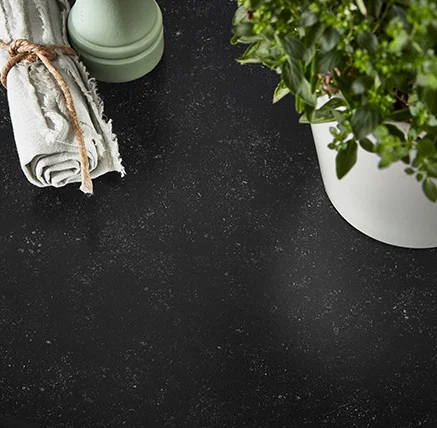 Ce plan de travail en imitation Belgian Blue Stone (Xtra Ceramic), décor 792, confère à chaque cuisine une impression expressive et de qualité. L'aspect pierre sombre et naturel avec des inclusions fines et vivantes est noble et intemporel - idéal en combinaison avec des façades modernes ou classiques. La surface Xtra Ceramic est en outre synonyme de résistance particulière et de facilité d'entretien au quotidien.