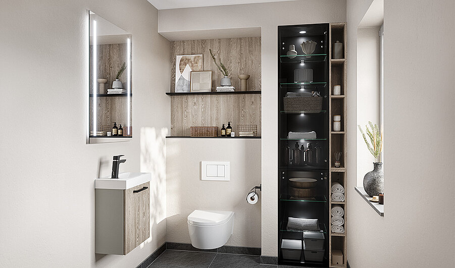 Elegantní moderní koupelna s elegantními bílými a černými doplňky, dřevěnými akcenty a pečlivě uspořádanými policemi plnými ručníků a dekorativních předmětů.