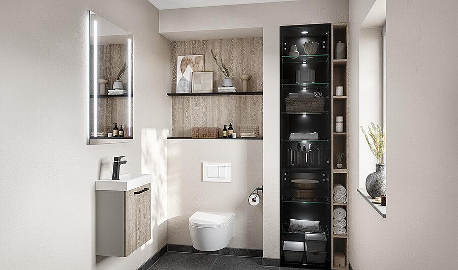 Elegante bagno moderno con eleganti accessori bianchi e neri, dettagli in legno e mensole ordinate riempite di asciugamani e oggetti decorativi.