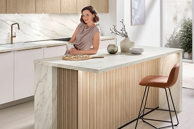 Kücheninsel mit Arbeitsplatten-Überstand in Küche mit Front Softline 509 in Weiß Perfect Matt und Holzlamellenfront