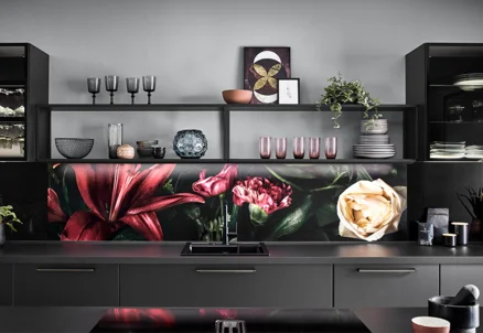 Moderne Küche in Schwarz supermatt, Touch 340 mit farbiger Nischenverkleidung und offenen Regalen.