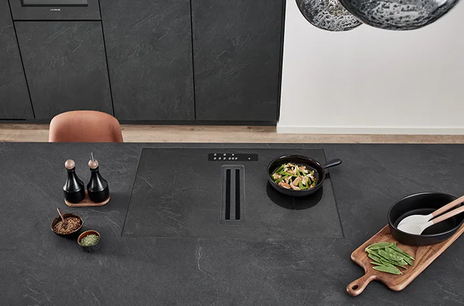 [Translate to pl:] nobilia Xtra Hob Kochfeld mit integriertem Dunstabzug in Arbeitsplatte und Front Stoneart 303 Grauschiefer Nachbildung – nahezu unsichtbar durch einheitlichen Farbton – modernes Küchendesign mit smarter Technik