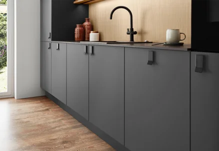 Moderne Küchenzeile, Senso in Schwarz mit Antifingerprint Oberfläche und geradlinigem Design.