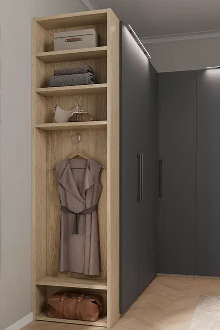 Abschlussregal am Kleiderschrank mit Holzdekor, offenen Fächern, Kleidung und aufbewahrten Accessoires
