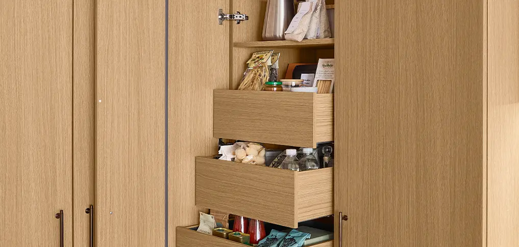 Küchenhochschrank mit offenen Auszügen im Korpusdekor Eiche Faro Nachbildung, innen und außen dekorgleich