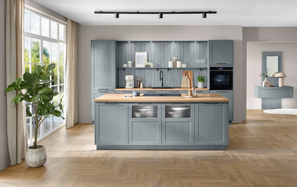 Landhausfront in Steinblau mit passender Nischenverkleidung – stimmig, wohnlich, modern.