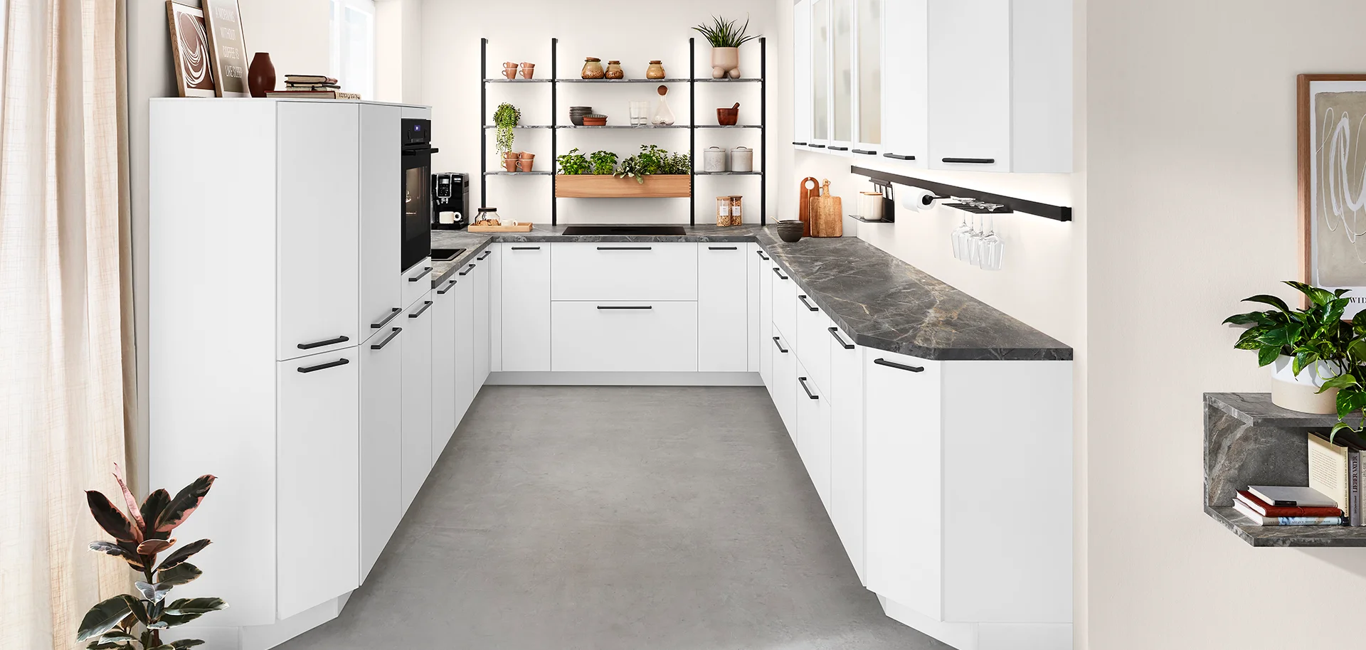 Pratiques et stylées : les armoires diagonales créent un espace de rangement dans chaque coin - désormais disponibles en tant qu'armoires basses, hautes ou murales.