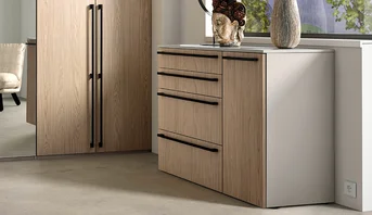 Moderne Kommode in Vollansicht als stilvolles Beimöbel für das Schlafzimmer