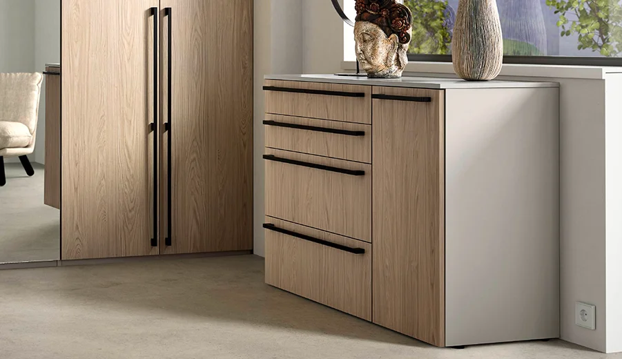 Moderne Kommode in Vollansicht als stilvolles Beimöbel für das Schlafzimmer