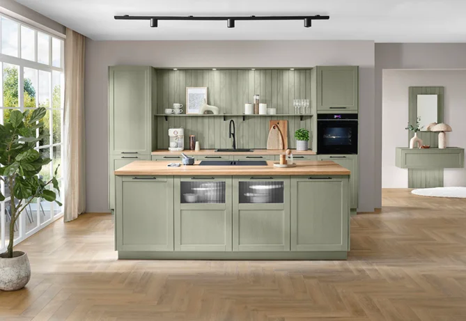 Moderne Landhausküche Frame mit Insel, Rahmenfronten in Holzstruktur Olive und Antifingerprint Oberfläche.