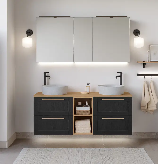 Landhaus-Produktlinie WILLOW für das Bad mit Unterschrank in schwarzer Holzoptik mit zwei Aufsatzwaschtischen, heller Waschtischplatte in Eicheoptik und Spiegelschrank