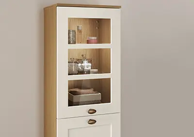 Bad-Midischrank in Magnolia mit Glasrahmentür oben, Fächern mit Badutensilien und geschlossener Tür im hellen Landhausstil