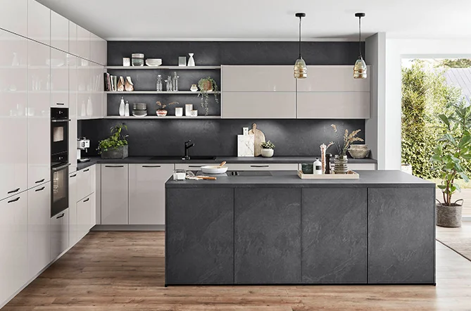 Avec la façade Novalux 519 en gris soie brillant, on obtient une cuisine qui respire l'élégance et la légèreté. Les surfaces brillantes reflètent la lumière de manière douce et font paraître la pièce encore plus lumineuse et généreuse. En combinaison avec des étagères ouvertes et des éléments sombres, on obtient un ensemble stylé et moderne.