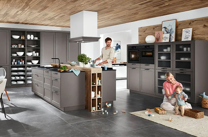 La façade Nordic 786 en gris ardoise mat confère à cette cuisine campagnarde une note moderne et chaleureuse. L'aspect classique du cadre combiné aux couleurs contemporaines crée une atmosphère chaleureuse qui convient parfaitement à un foyer familial. Ici, le style rencontre la fonctionnalité - avec beaucoup d'espace de rangement, une conception ouverte et des détails soignés.