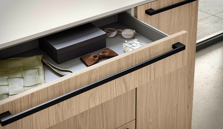 Kommode mit geöffneter Schublade und praktischem Stauraumkonzept im Detail