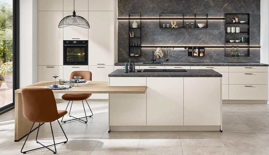 Moderne Küche mit Front SOFTLINE 510 in Antifingerprint und Xtra Hob in Matt Schwarz. Hell, elegant und funktional zugleich.