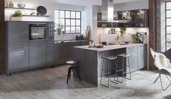 La façade Flash 453 en gris ardoise haute brillance crée une atmosphère de cuisine moderne et élégante. La surface brillante reflète la lumière de manière élégante et donne à la pièce un aspect généreux et noble. En particulier en combinaison avec des éléments sombres et des accents en verre, on obtient un look harmonieux au caractère urbain. Idéal pour tous ceux qui aiment les lignes claires et le design contemporain.