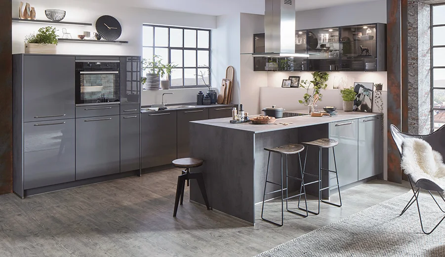 La façade Flash 453 en gris ardoise haute brillance crée une atmosphère de cuisine moderne et élégante. La surface brillante reflète la lumière de manière élégante et donne à la pièce un aspect généreux et noble. En particulier en combinaison avec des éléments sombres et des accents en verre, on obtient un look harmonieux au caractère urbain. Idéal pour tous ceux qui aiment les lignes claires et le design contemporain.