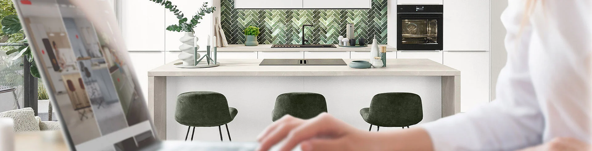 Moderne Küche mit grünen Hockern, eleganter Arbeitsplatte und Blick auf ein Kaffeemaschine