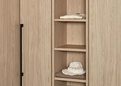 Kleiderschrank mit offenem Regal und Einlegeböden für gefaltete Kleidung und Accessoires