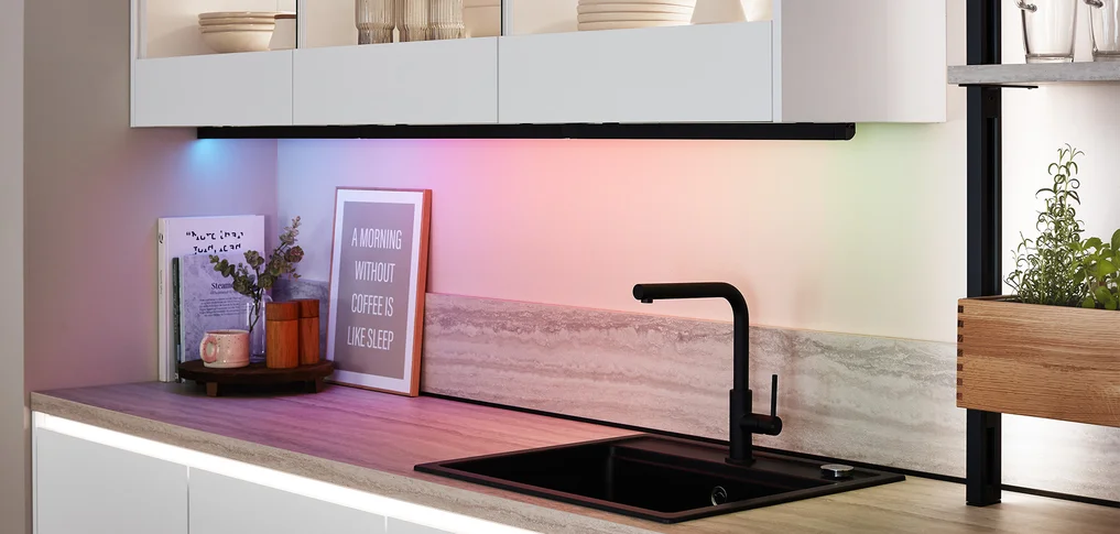 De Philips Hue verlichtingsregeling voor onderkasten creëert helderheid en sfeer - flexibel naar jouw smaak.