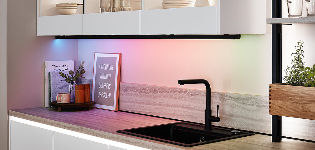 Ovládání osvětlení Philips Hue pod nástěnné jednotky vytváří jas a náladu - flexibilně podle vašeho vkusu.