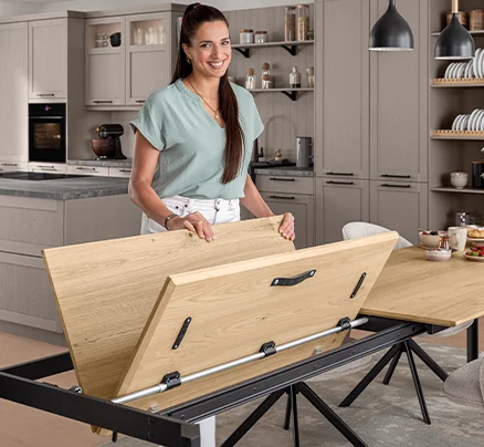 Sally montre le mécanisme de coulisse Butterfly - un système intelligent pour plus d'espace à table avec un maniement simple et élégant au quotidien.