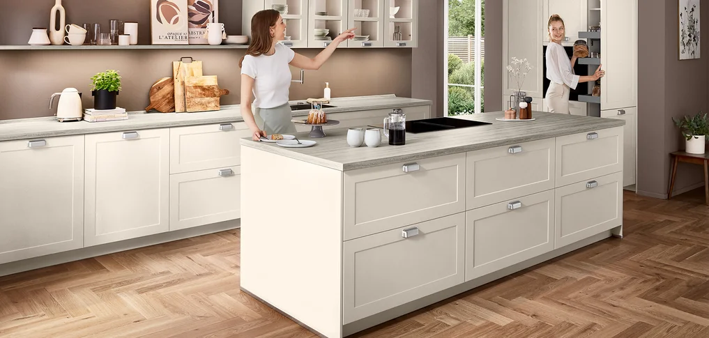 La façade Nordic 788 en sable mat confère à la cuisine un rayonnement doux et naturel. L'aspect cadre classique combiné à la surface mate crée une ambiance chaleureuse qui convient parfaitement au style maison de campagne moderne. Associée à un plan de travail clair, elle crée une atmosphère chaleureuse et accueillante - idéale pour tous ceux qui recherchent une cuisine lumineuse et confortable.