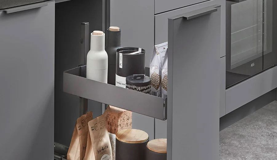 Junior apothekerslade met 2 verstelbare hangmanden biedt flexibel gebruik van opbergruimte in een kleine keukenruimte.