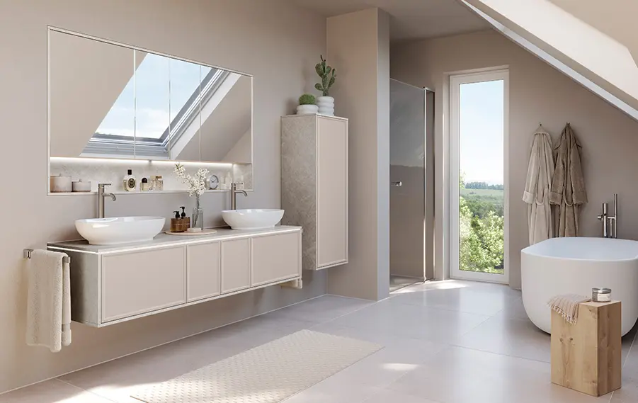 Moderne helle Badplanung mit feiner Rahmenfront in Sand, Doppelwaschtisch, Midischrank, eingebautem Spiegelschrank, Dusche und freistehender Badewanne